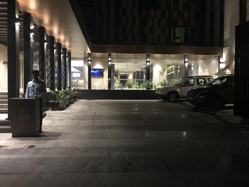 Hotel Levana, Hazratganj Лакхнау Экстерьер фото